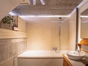 Suite, Bathtub | Bathroom | Free toiletries, hair dryer, towels, soap