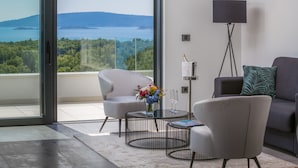Luxury Apartment Nautica with Pool III | Safe på rommet, skrivebord, strykejern/-brett og wi-fi (inkludert)