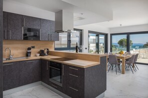Luxury Apartment Nautica with Pool I | Yksityinen keittiö | Jääkaappi, uuni, liesi, astianpesukone