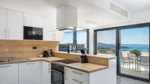 Luxury Apartment Nautica with Pool III | Eget kjøkken | Kaffetrakter/tekoker, kjøleskap, ovn og kokeplater