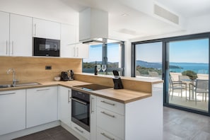 Luxury Apartment Nautica with Pool III | Eget kjøkken | Kjøleskap, ovn, kokeplater og oppvaskmaskin