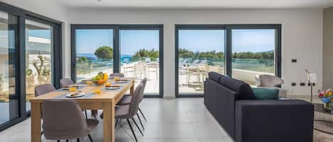 Luxury Apartment Nautica with Pool I | 起居区 | 智能电视