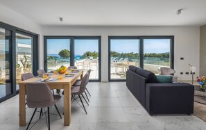 Luxury Apartment Nautica with Pool I | Wohnbereich | Smart-TV