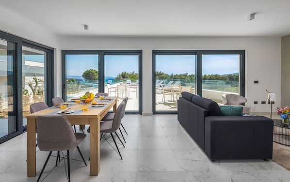 Luxury Apartment Nautica with Pool I | Oppholdsområde | Smart-TV