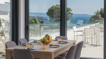 Luxury Apartment Nautica with Pool I | Oppholdsrom | Smart-TV