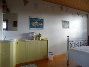 Habitación estándar | Decoración personalizada, cortinas blackout y cunas gratuitas 