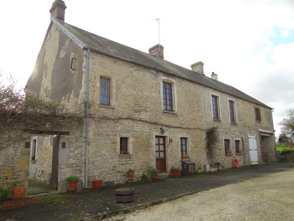 Vista frontal de la propiedad