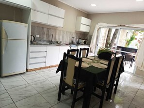 Family Studio Suite | Private kitchen - Hotel Village del Sol (Puerto Iguazú)