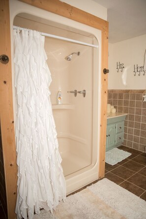 Baignoire, sèche-cheveux, serviettes fournies, savon