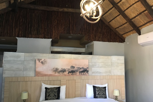 Habitación doble ejecutiva, vista al jardín | Tabla de planchar con plancha, wifi gratis y ropa de cama