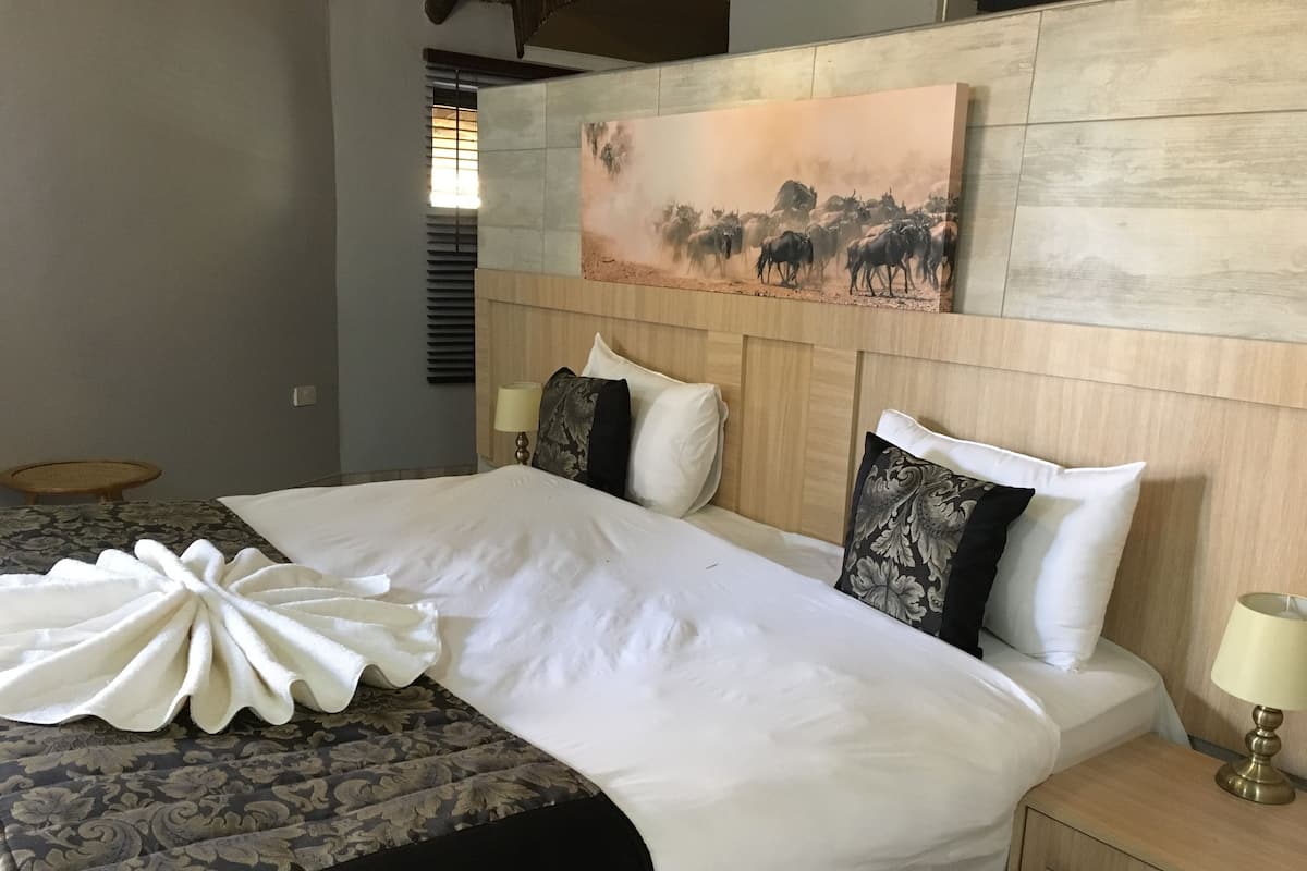 Quarto casal executivo, vista para o jardim | Ferros/tábuas de passar roupa, Wi-Fi de cortesia, roupa de cama