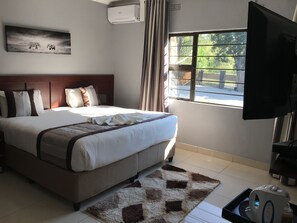 Iron/ironing board, free WiFi, bed sheets - Thomo's Inn (Maun)