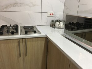 Tủ lạnh, lò vi sóng, ấm điện 