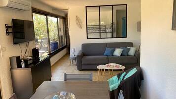 Tv, dvd-spelare, böcker och en stereo