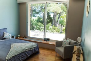 4 habitaciones, escritorio y tabla de planchar con plancha 