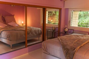 4 slaapkamers, een bureau, een strijkplank/strijkijzer, reisbedje
