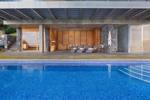 A heated pool - Prestige Sea View Villa (Gaula)