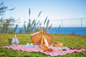 Outdoor dining - Prestige Sea View Villa (Gaula)