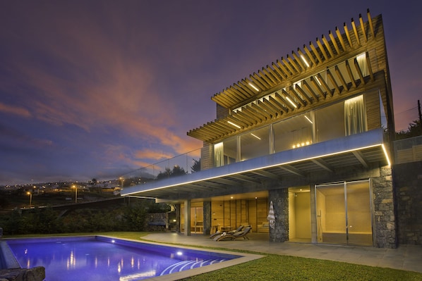 A heated pool - Prestige Sea View Villa (Gaula)