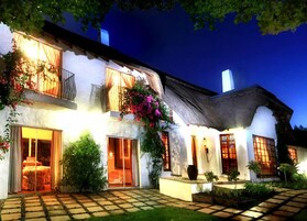 Fachada da propriedade à noite