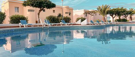 Una piscina al aire libre, una piscina climatizada