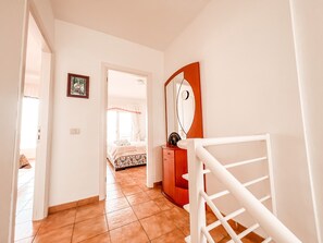 2 quartos, cofres nos quartos, ferros/tábuas de passar roupa