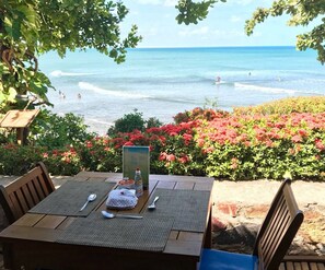 A table set for two with a view of the beach and ocean. - Pousada Jeribá (Jijoca de Jericoacoara)