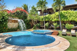 Una piscina al aire libre (de 08:00 a 21:00), tumbonas