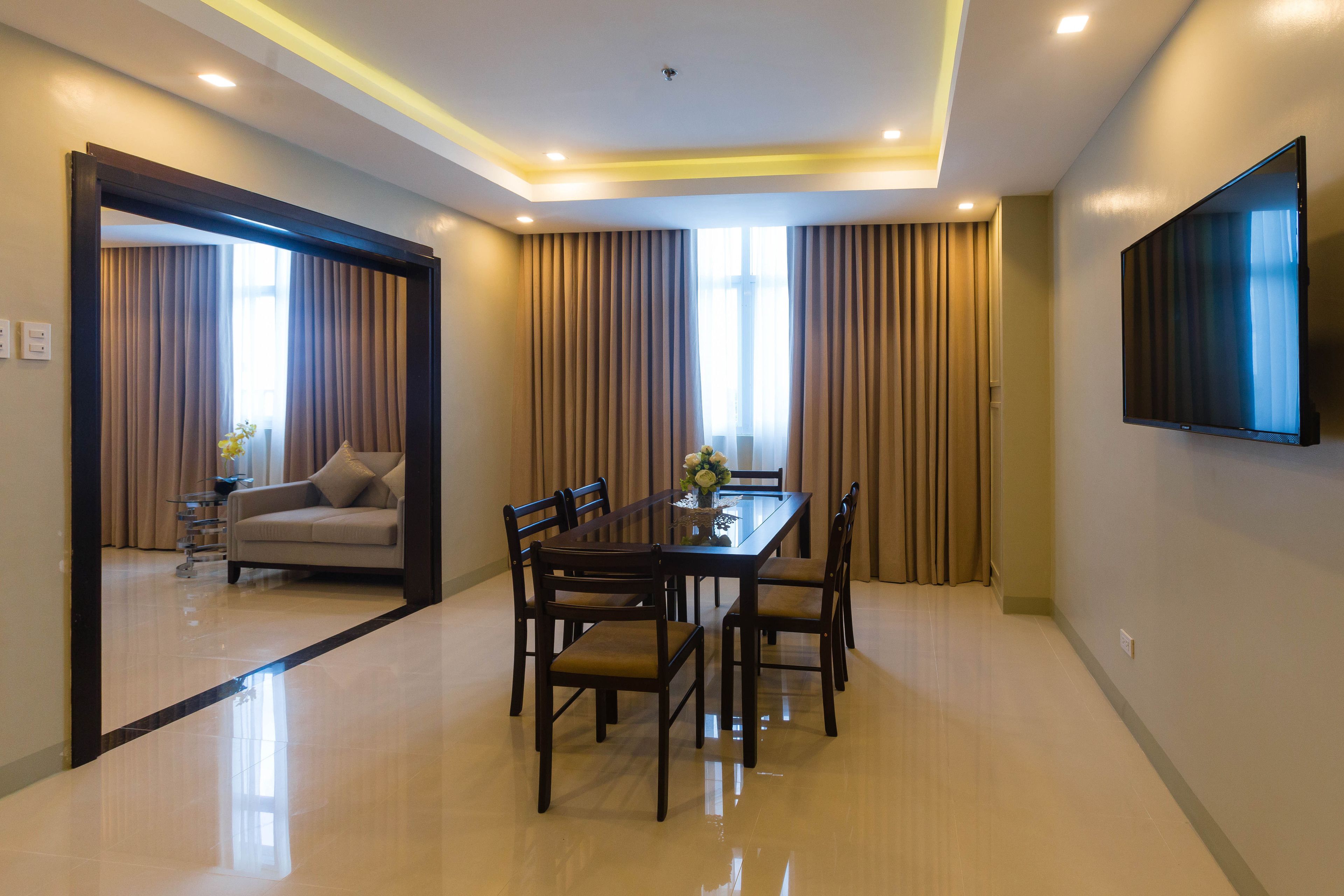 Executive Suite, 1 King Bed | In-room dining