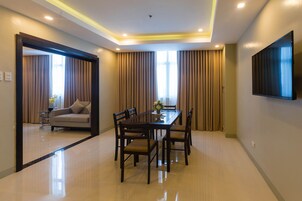 Executive Suite, 1 King Bed | In-room dining