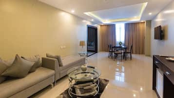 Suite ejecutiva, 1 cama King size | Área de sala de estar | Televisión de pantalla plana