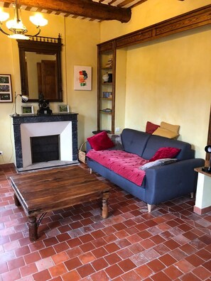 TV, DVD player - Stone village house in the heart of the geological reserve 1 (Entrages)