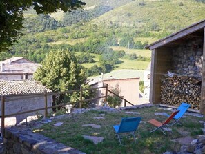 Property grounds - Stone village house in the heart of the geological reserve 1 (Entrages)