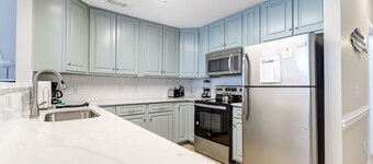Oceanfront prive balkon en gemakkelijke wandeling naar Dntn Folly Beach