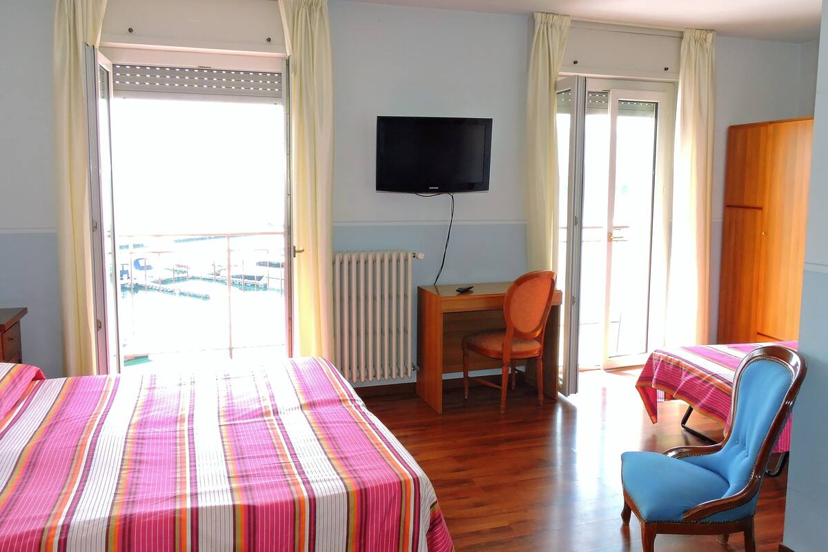 Quarto quádruplo panorâmico, vista para o lago | Roupa de cama