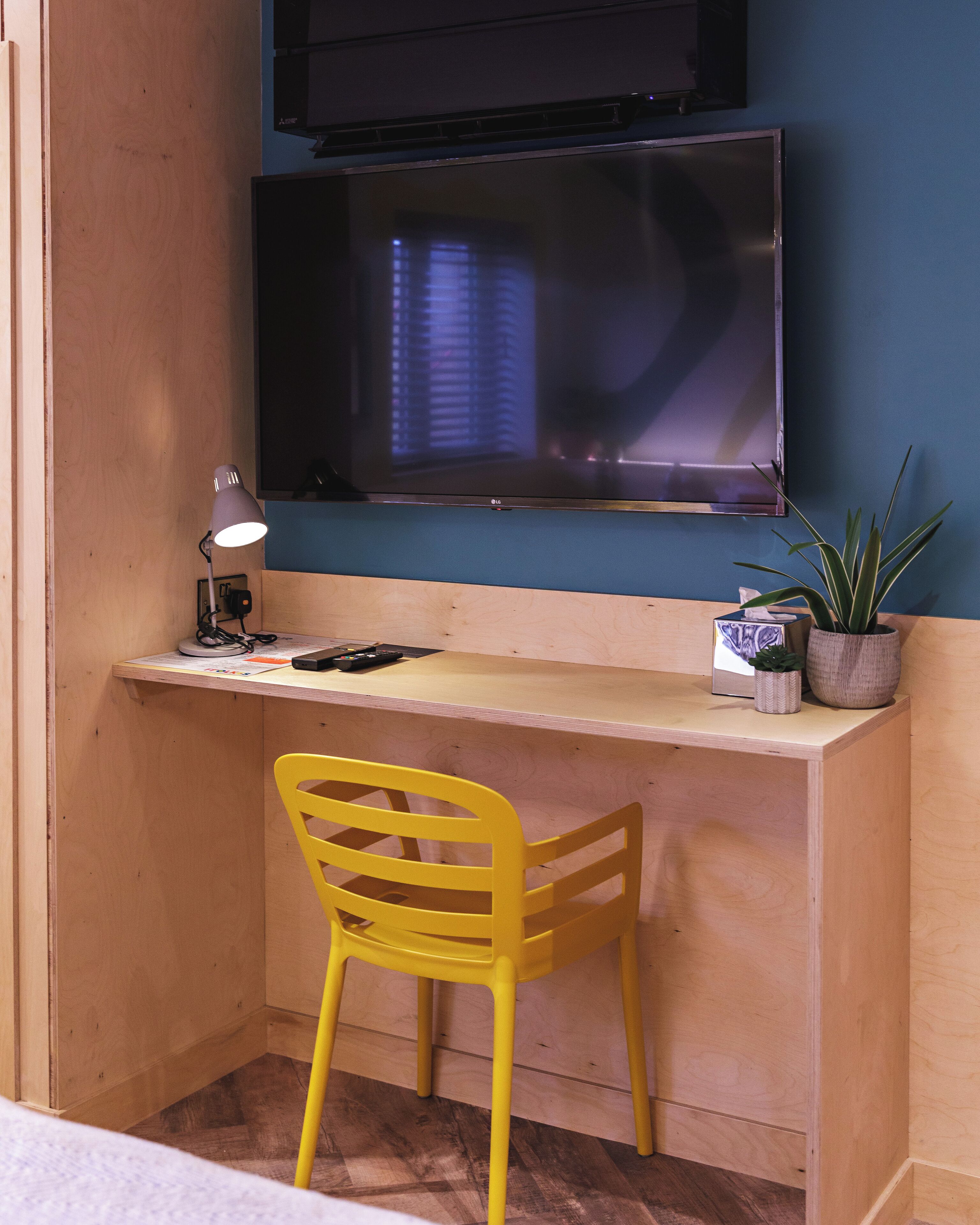 studio | desk, free wifi, bed sheets