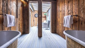 奢华客房 | 浴室 | 独立的浴缸和淋浴、免费洗浴用品、吹风机、浴袍