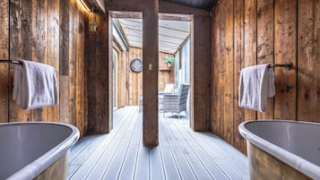 Luxury Room | Bathroom | Separate tub and shower, free toiletries, hair dryer, bathrobes