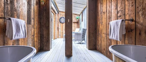 Chambre Luxe | Salle de bain | Baignoire et douche séparées, articles de toilette gratuits