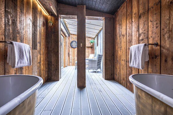 Chambre Luxe | Salle de bain | Baignoire et douche séparées, articles de toilette gratuits