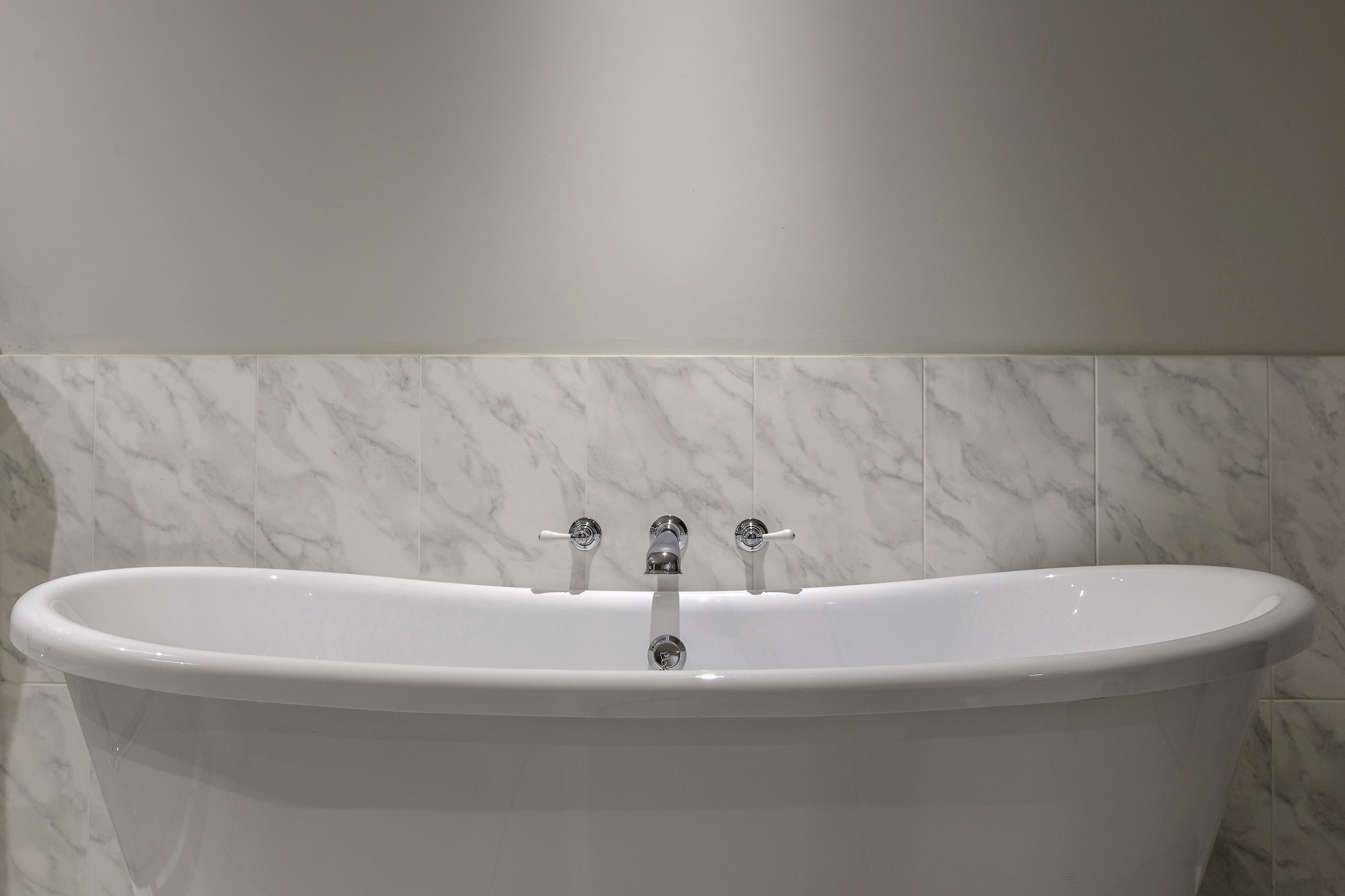 deluxe double room (1) | bathroom | separate bathtub and shower, free toiletries, hair dryer, bathrobes