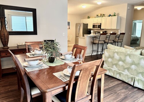 Kaunis 2/2 Lemmikkiystävällinen Patio Villa w / BBQ & lähellä Lake Sumter Landing!