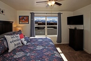 2 chambres, bureau, fer et planche à repasser, accès au Wi-Fi (inclus)