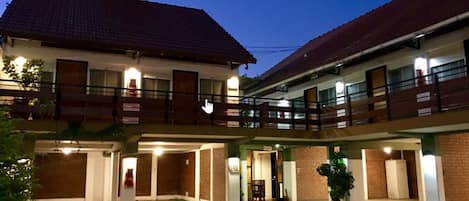 Bagian depan properti - sore/malam