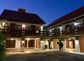 住宿正面 (夜晚)