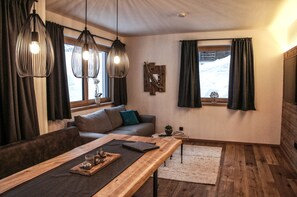 Apartment, 2 Schlafzimmer, Terrasse, Gartenblick (Lebens.Kraft) | Wohnbereich | Flachbildfernseher