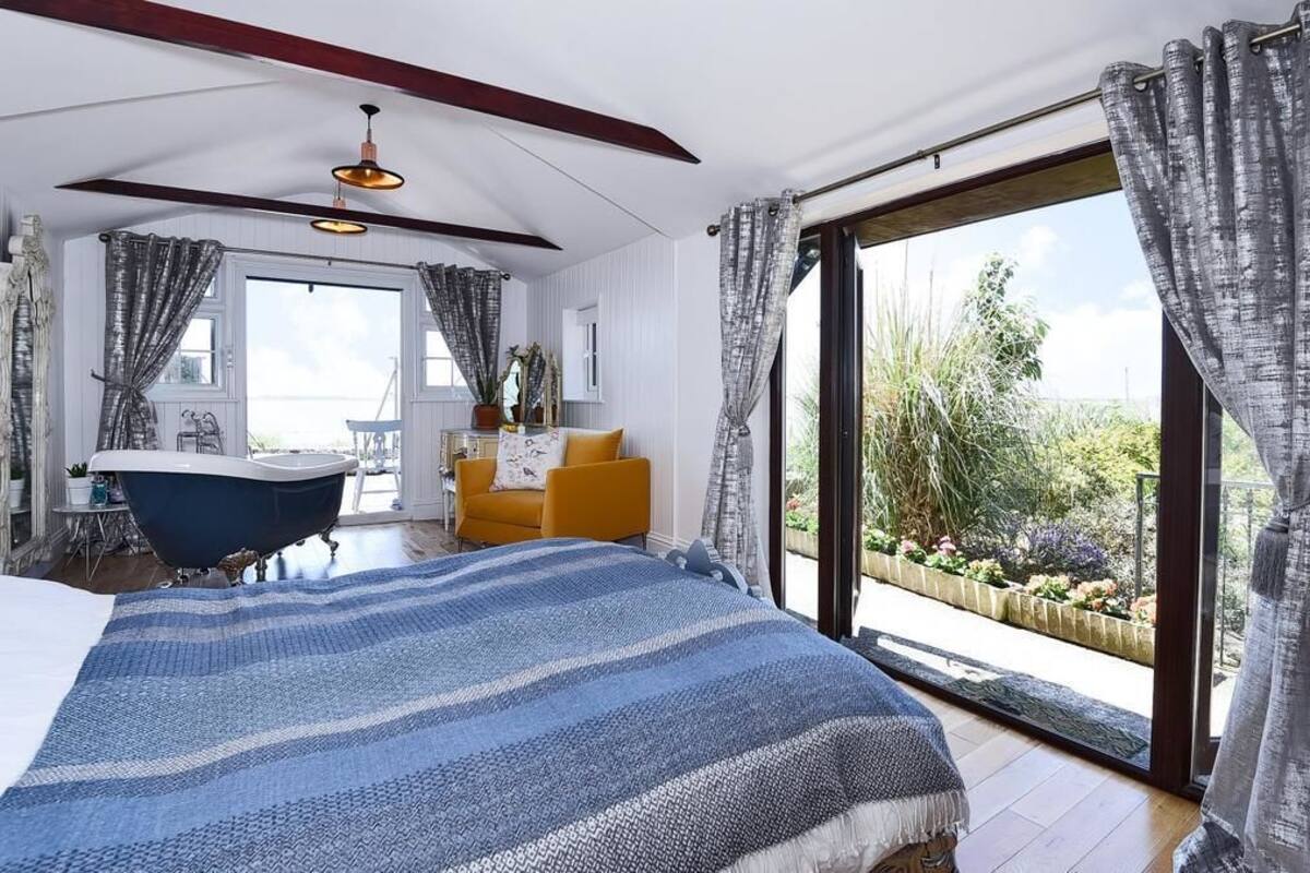 Luxury Suite, 1 King Bed, Beach View | Egyptian cotton sheets, premium bedding, memory foam beds, desk