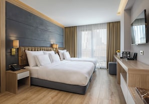 Deluxe Triple Room | Minibar, in-room safe, desk, laptop workspace - Gleam Bomonti Hotel (Istanbul)