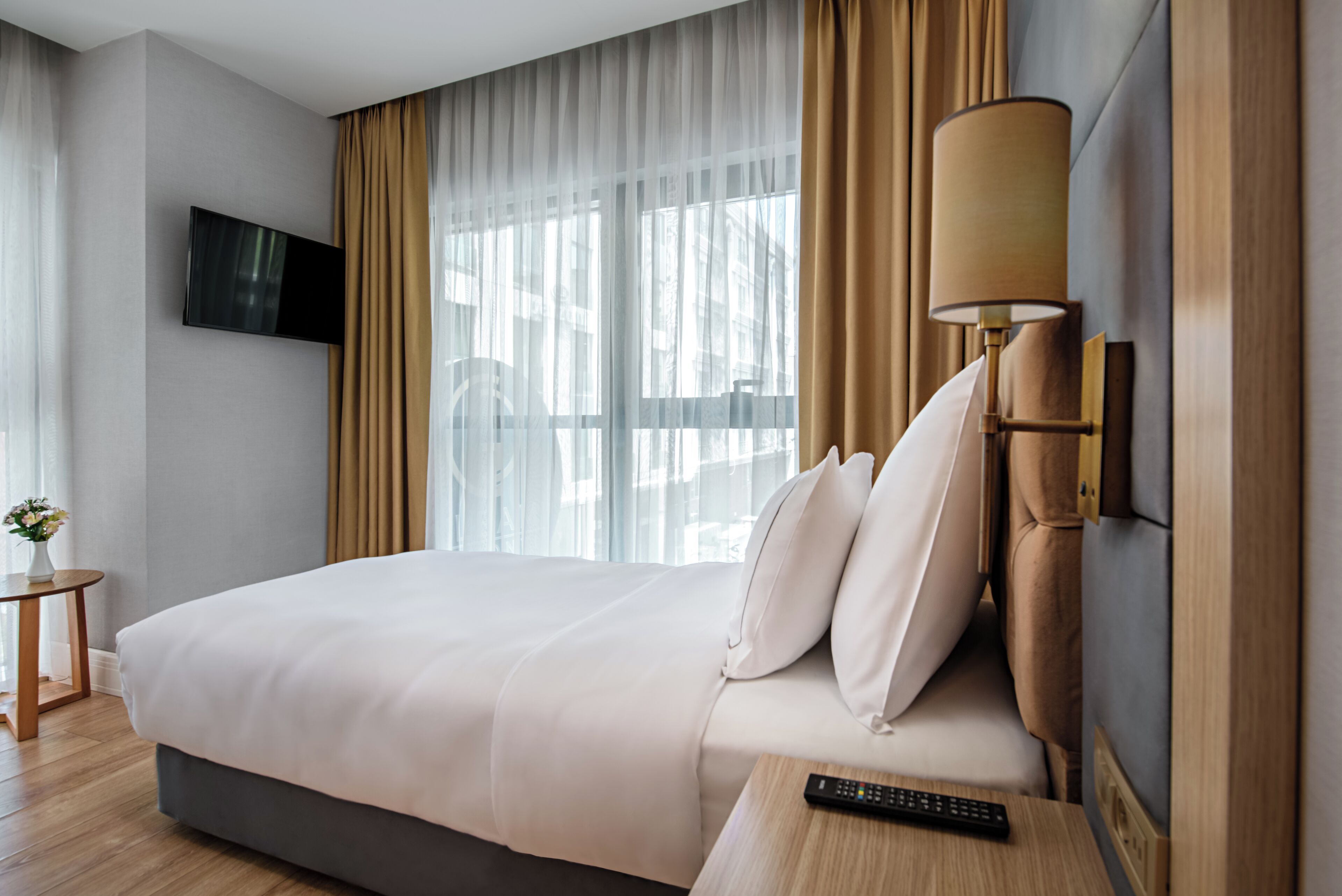 family room | minibar, in-room safe, desk, laptop workspace