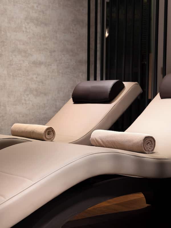 Couples treatment room(s), sauna, hot tub, steam room